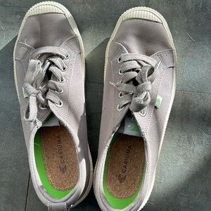 Gray Cariuma sneakers in excellent condition